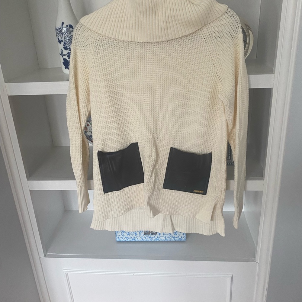 Chic Cream Turtleneck Sweater with Brown Accents